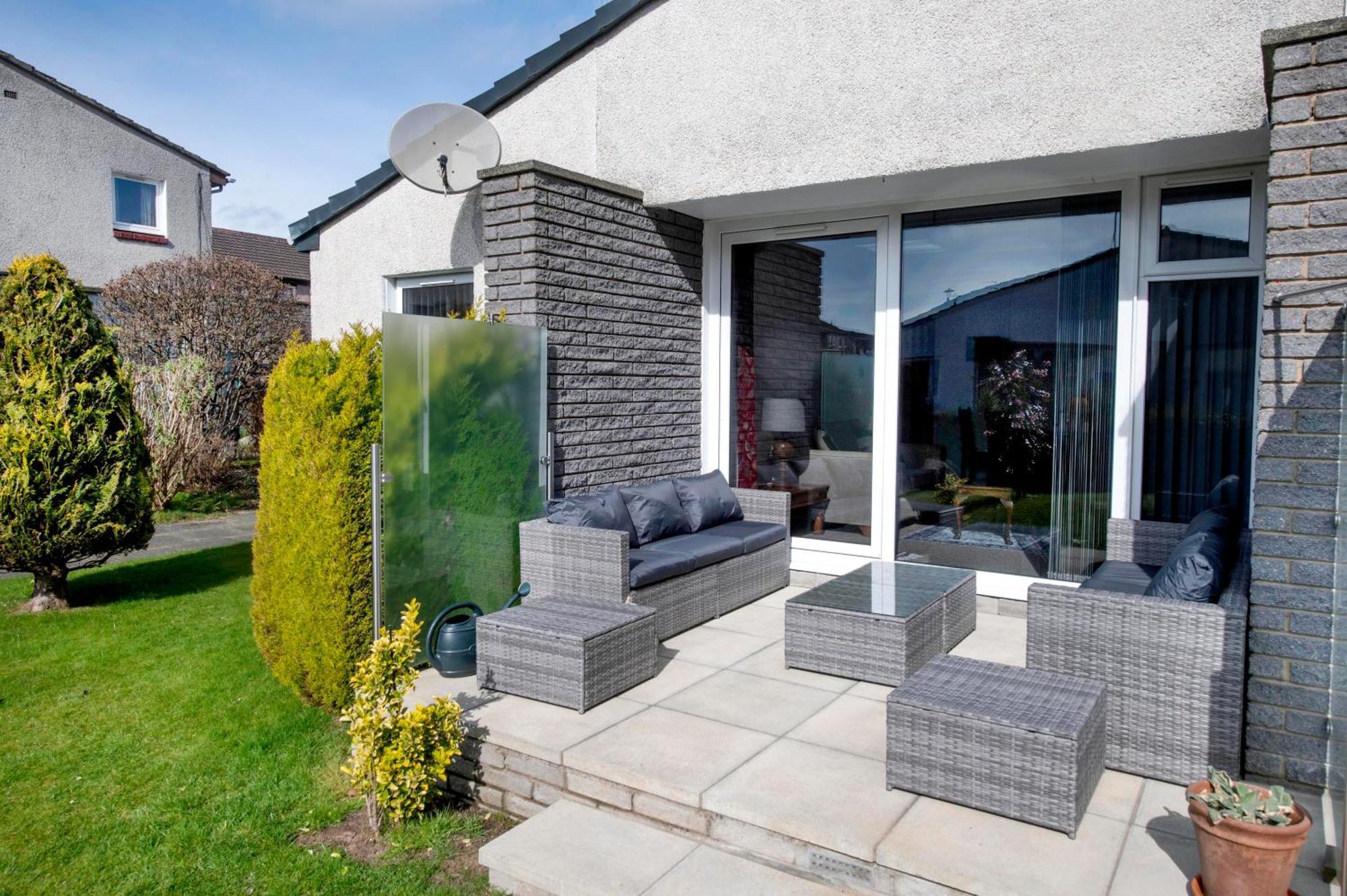 Beautiful Spacious House Airport Holiday home Edinburgh